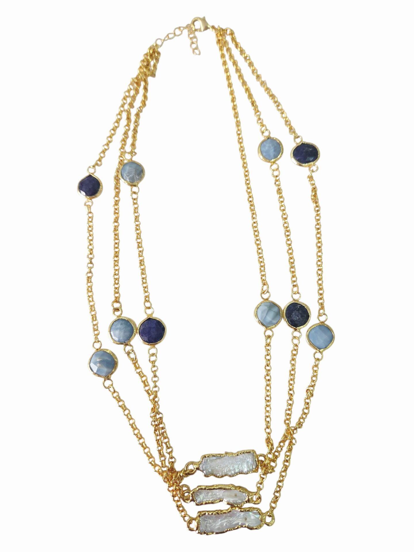 Collana girocollo tre fili realizzati con agata,calcedonio e perle di fiume circondate da ottone.lunghezza regolabile 47cm Spedizione Gratuita