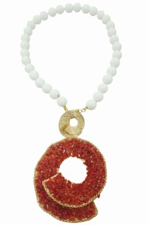 Collana girocollo con ciondolo realizzata con agata bianca liscia e ciondolo in ottone con corallo.
lunghezza collana 43cm
lunghezza ciondolo 10cm Spedizione Gratuita