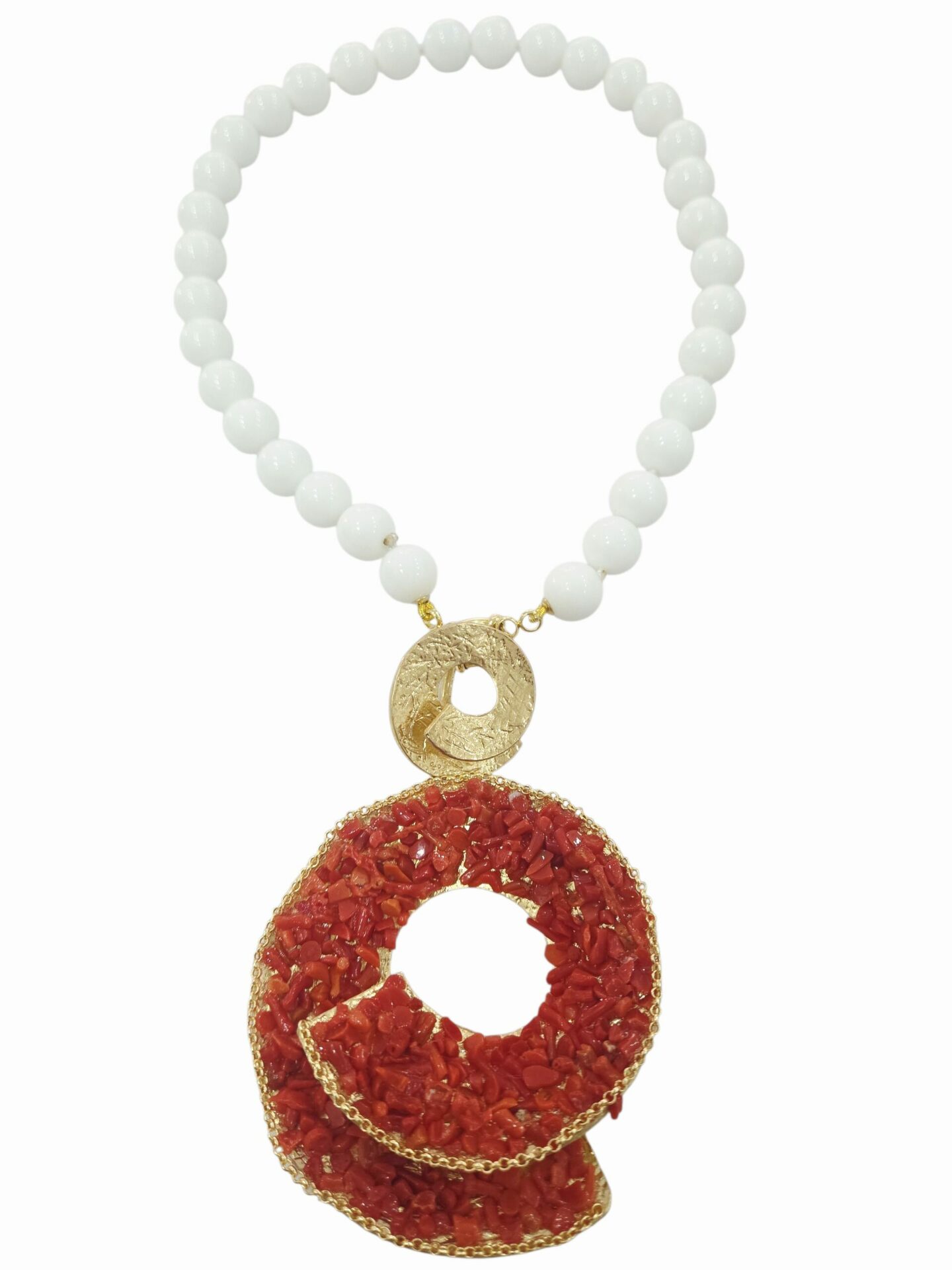 Collana girocollo con ciondolo realizzata con agata bianca liscia e ciondolo in ottone con corallo.
lunghezza collana 43cm
lunghezza ciondolo 10cm Spedizione Gratuita