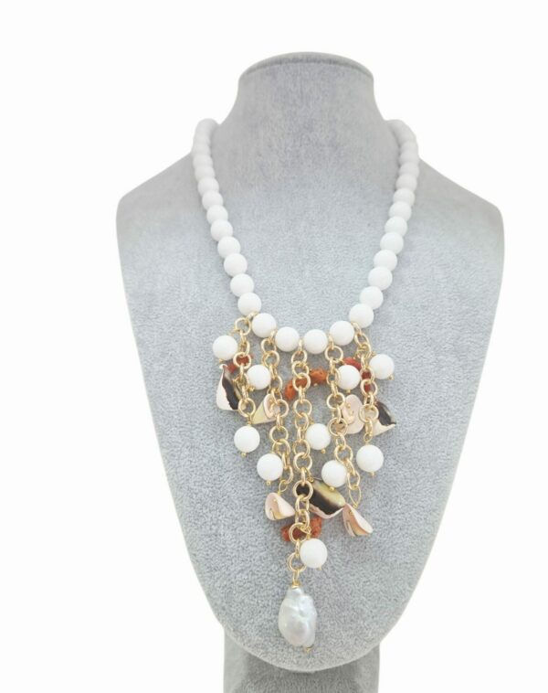 Collana girocollo in agata bianca liscia con pendenti in corallo,perla scaramazza e conchiglie.
lunghezza girocollo 49cm
lunghezza massima pendente 11cm Spedizione Gratuita