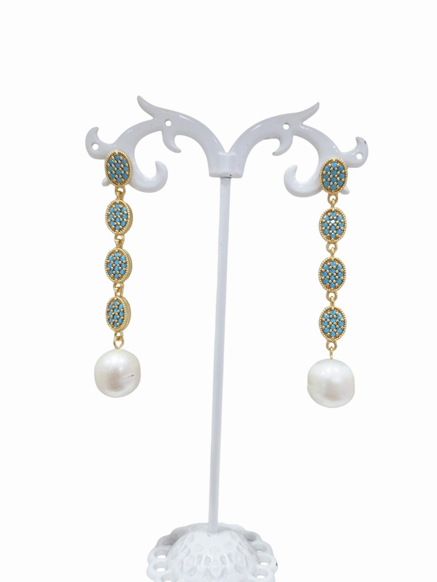 Orecchini realizzati con zirconi turchesi incastonati nell’ottone e perla barocca.
lunghezza 6cm
peso 4.8gr Spedizione Gratuita