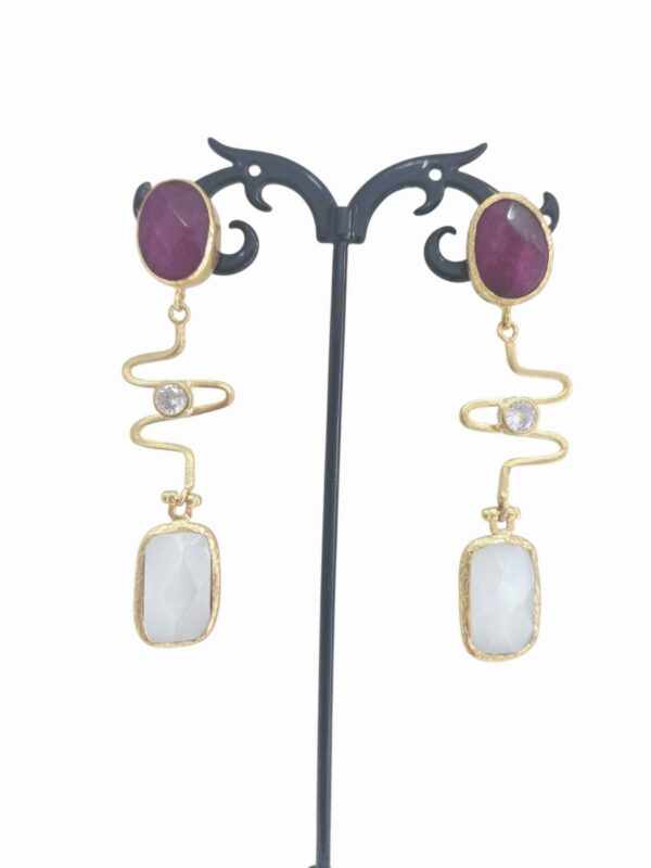Orecchini realizzati con occhio di gatto,agata, zirconi ed ottone
lunghezza 7cm
peso 6.6gr Spedizione Gratuita
