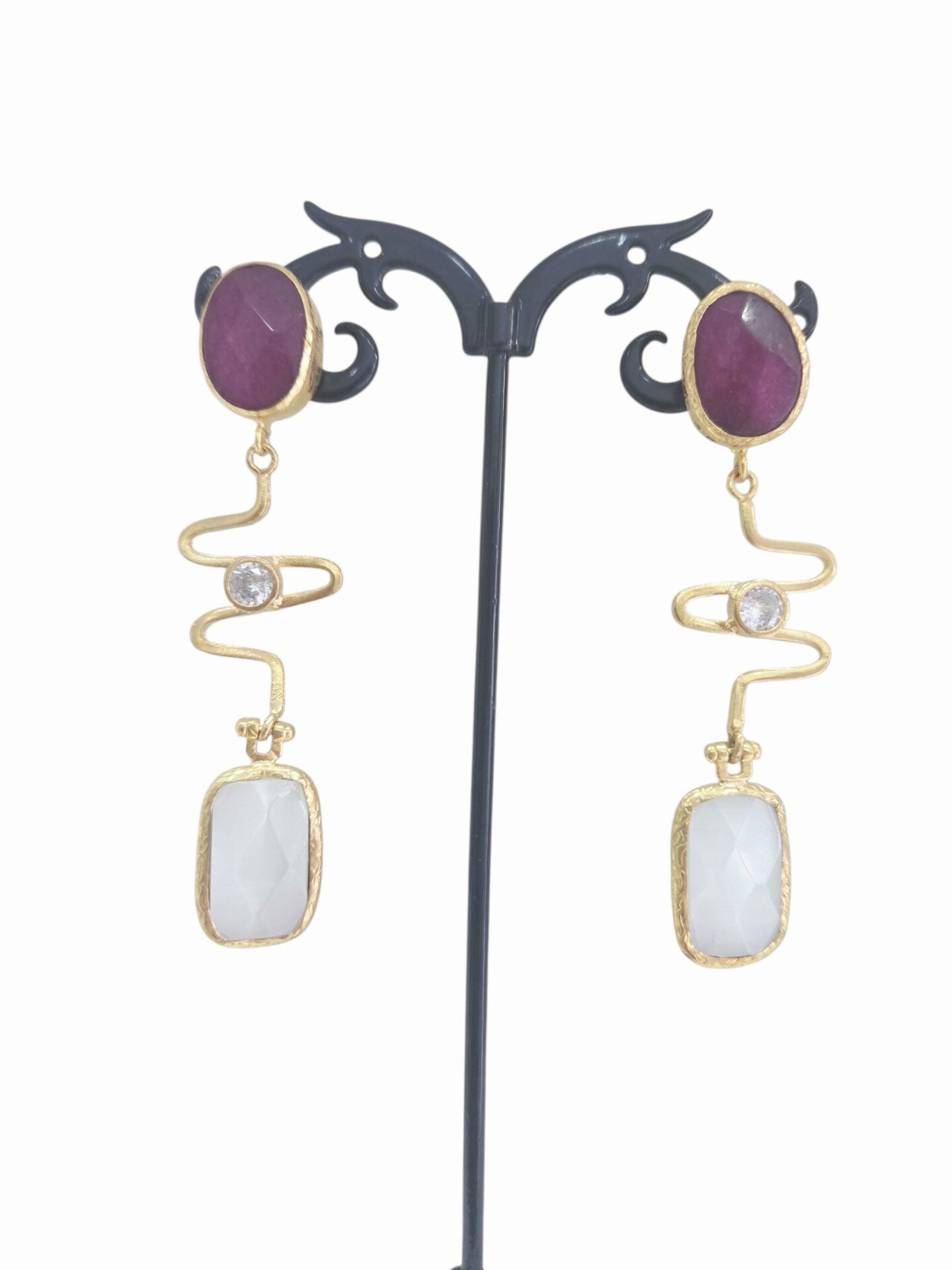 Orecchini realizzati con occhio di gatto,agata, zirconi ed ottone
lunghezza 7cm
peso 6.6gr Spedizione Gratuita