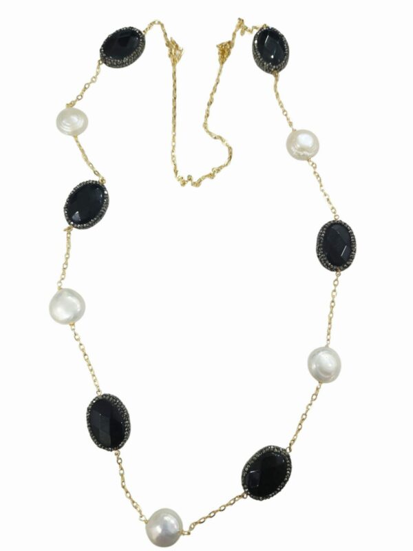 Collana lunga realizzat con onice circondata da marcasite,perle di fiume tonde bombate con catena in ottone.lunghezza 98cm Spedizione Gratuita