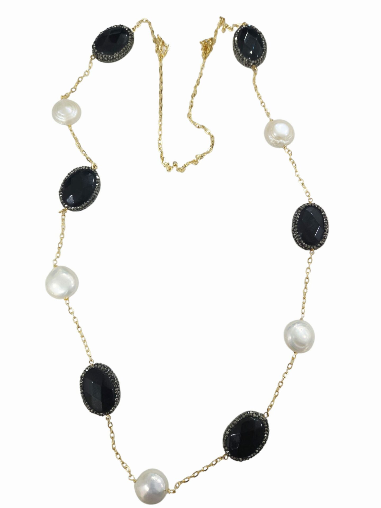 Collana lunga realizzat con onice circondata da marcasite,perle di fiume tonde bombate con catena in ottone.lunghezza 98cm Spedizione Gratuita