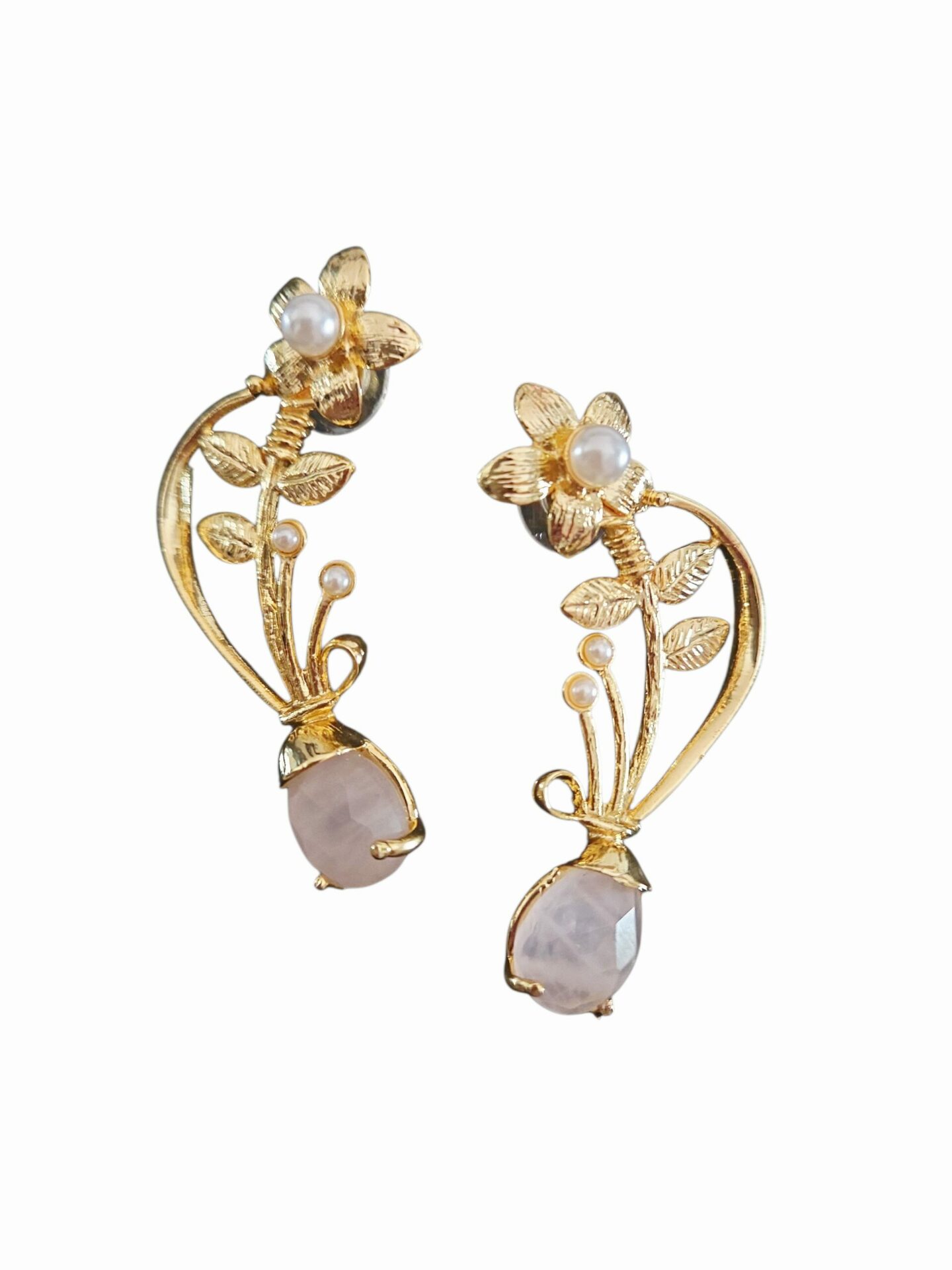 Orecchini  realizzati con ottone perle di maiorca e quarzo rosalunghezza 4cmpeso 6.9gr Spedizione Gratuita