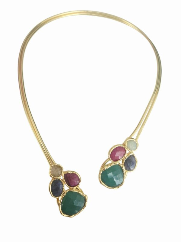 Collana girocollo realizzata artigianalmente con ottone e pietre naturali incastonate: quarzi, lapislazzuli e radice di rubino. Spedizione Gratuita