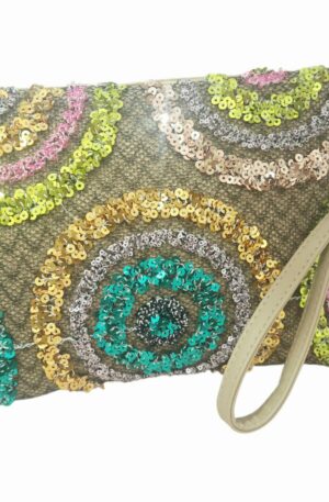 Borsa busta realizzata con paillettes e corda dotata di tracolla e polsiera.Misure 30x 20 Spedizione Gratuita