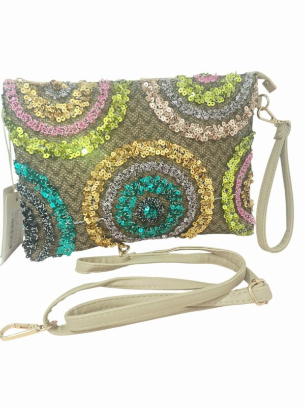 Borsa busta realizzata con paillettes e corda dotata di tracolla e polsiera.Misure 30x 20 Spedizione Gratuita