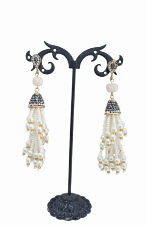 Orecchini  realizzati con perle maiorca, perle di fiume e marcasite.lunghezza 8cmpeso 9gr Spedizione Gratuita