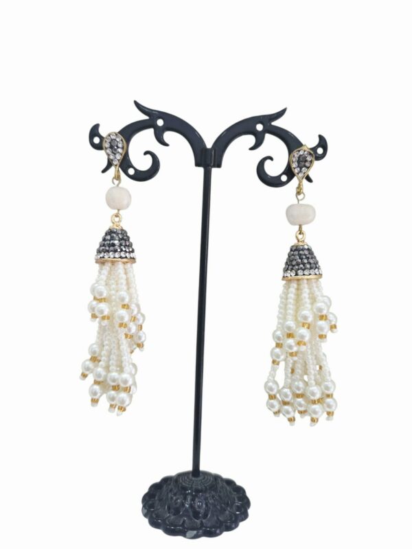 Orecchini  realizzati con perle maiorca, perle di fiume e marcasite.lunghezza 8cmpeso 9gr Spedizione Gratuita