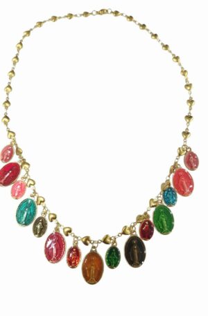 Collana girocollo con charms lucidi madonnina multicolore, catena cuori dorata in acciaio. lunghezza 50cm Spedizione Gratuita