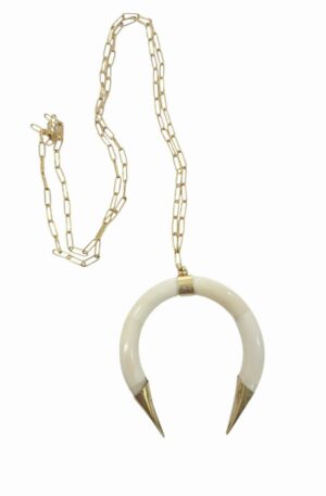 Collana con ciondolo in osso bianco intarsiato e dettagli in ottone. Catena in acciaio lunghezza 97cm Spedizione Gratuita