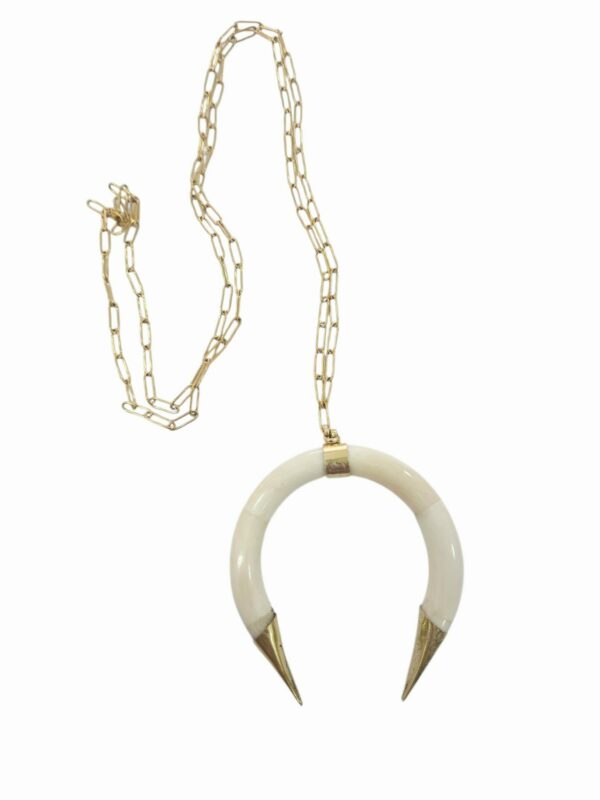 Collana con ciondolo in osso bianco intarsiato e dettagli in ottone. Catena in acciaio lunghezza 97cm Spedizione Gratuita