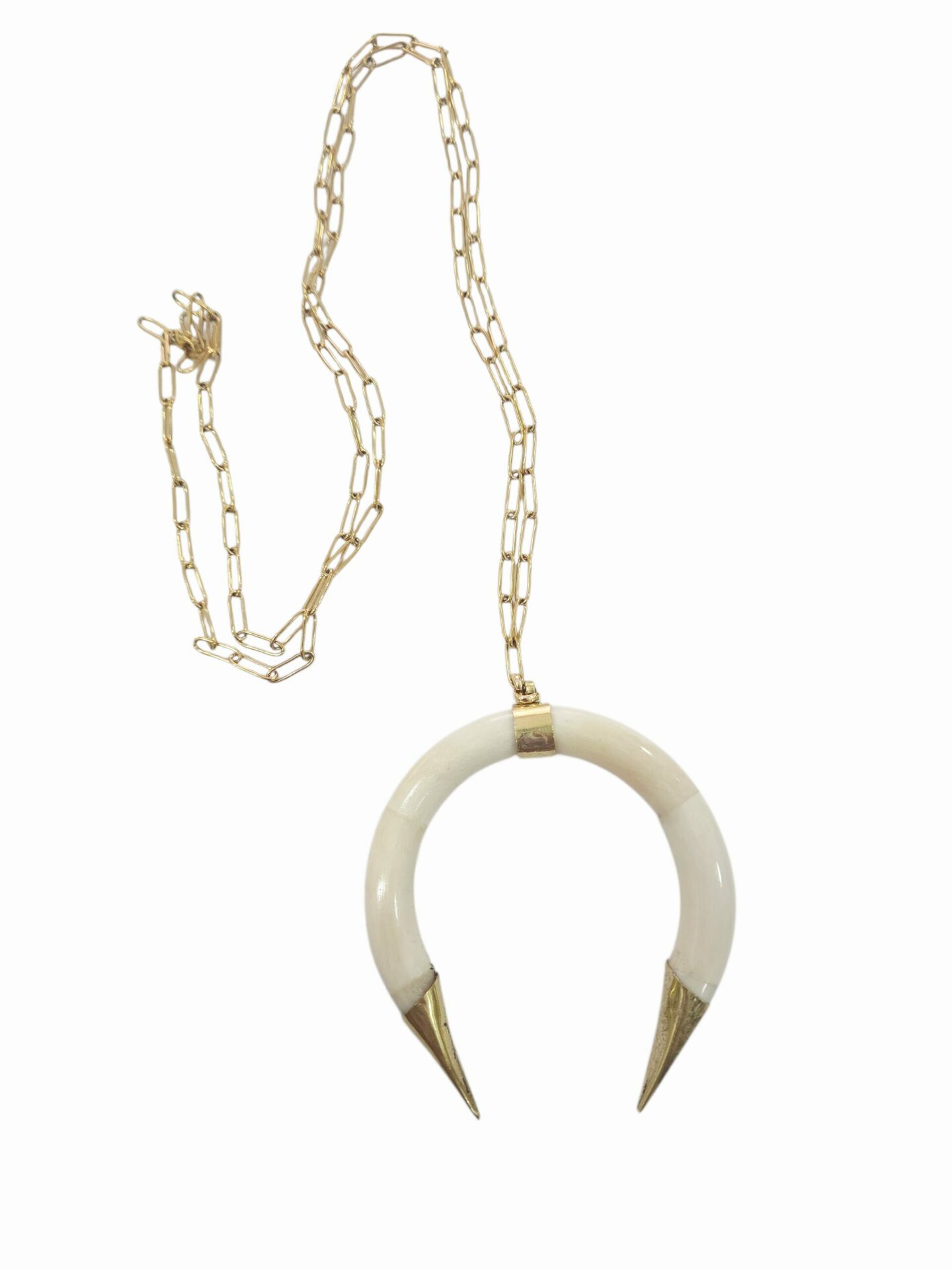 Collana con ciondolo in osso bianco intarsiato e dettagli in ottone. Catena in acciaio lunghezza 97cm Spedizione Gratuita