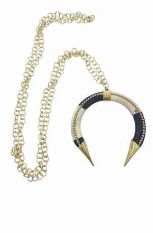 Collana con ciondolo in osso intarsiato bianco e nero e dettagli in ottone. Catena in acciaio lunghezza 1m Spedizione Gratuita