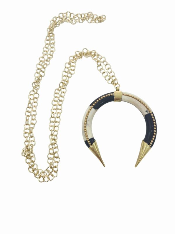 Collana con ciondolo in osso intarsiato bianco e nero e dettagli in ottone. Catena in acciaio lunghezza 1m Spedizione Gratuita