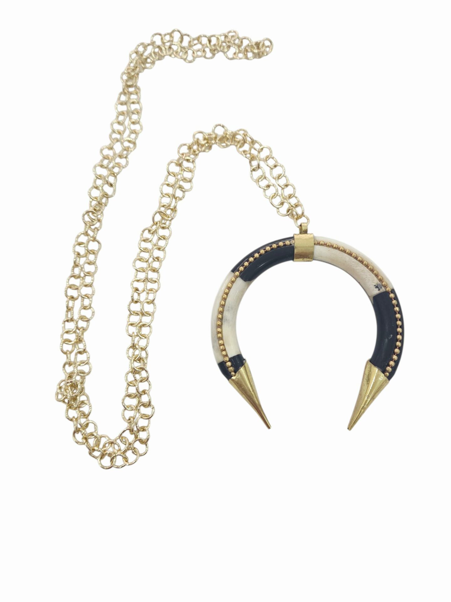 Collana con ciondolo in osso intarsiato bianco e nero e dettagli in ottone. Catena in acciaio lunghezza 1m Spedizione Gratuita