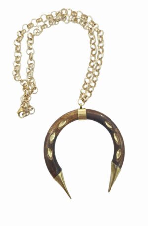 Collana con ciondolo in osso marrone intarsiato e dettagli in ottone. Catena in acciaio lunghezza 58cm Spedizione Gratuita