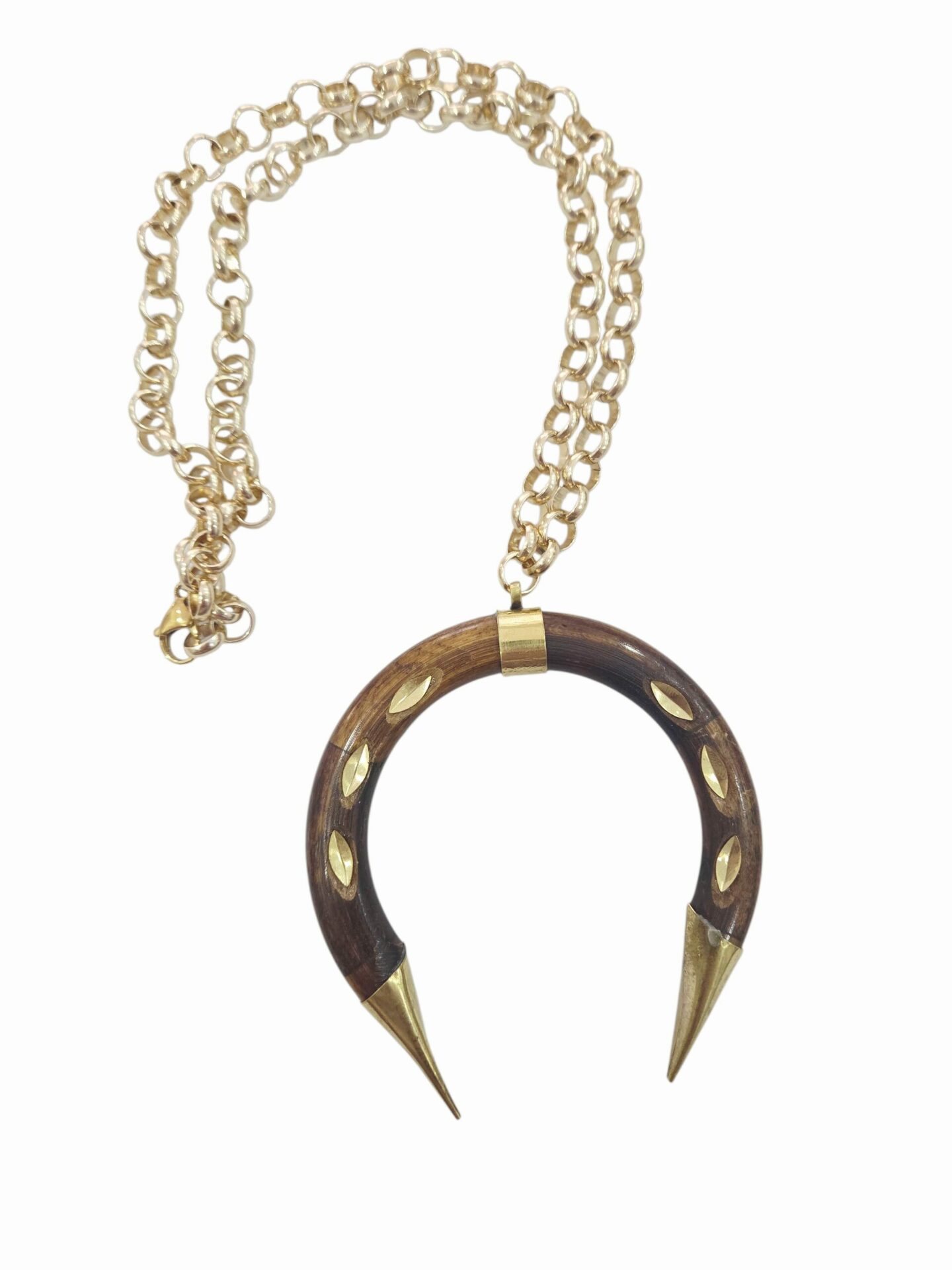 Collana con ciondolo in osso marrone intarsiato e dettagli in ottone. Catena in acciaio lunghezza 58cm Spedizione Gratuita