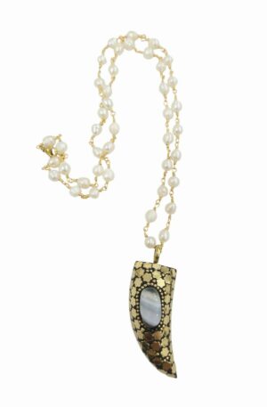 Collana realizzata con perle di fiume e ciondolo corno in ottone con pietra naturale centrale.lunghezza catena 56cm Spedizione Gratuita