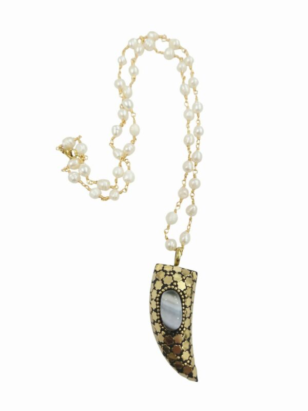 Collana realizzata con perle di fiume e ciondolo corno in ottone con pietra naturale centrale.lunghezza catena 56cm Spedizione Gratuita