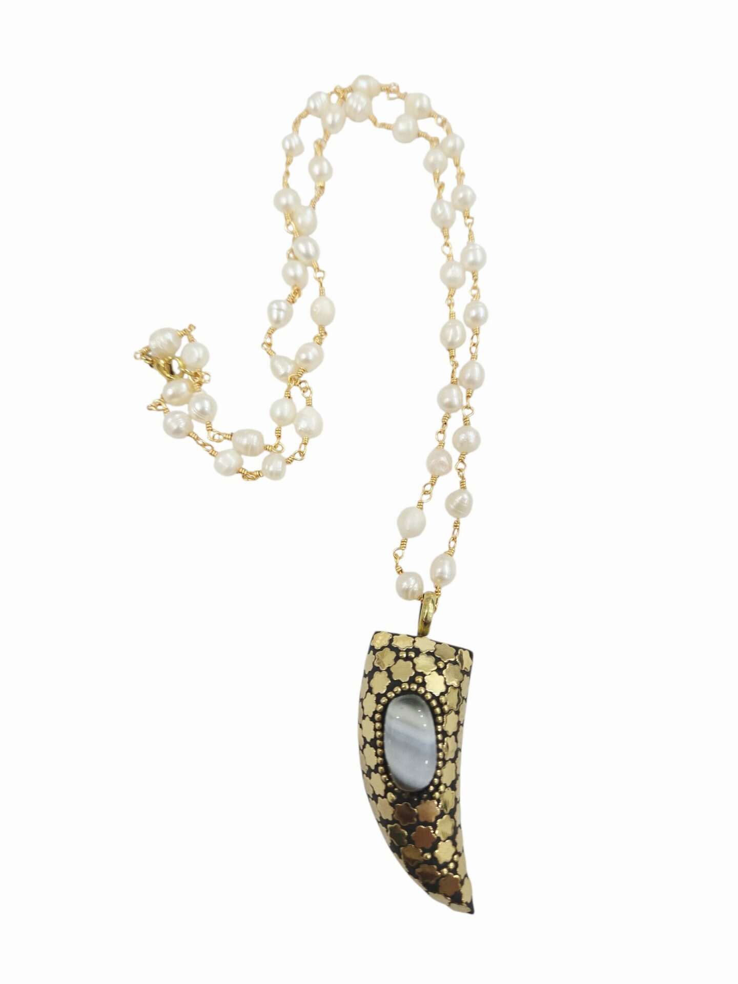 Collana realizzata con perle di fiume e ciondolo corno in ottone con pietra naturale centrale.lunghezza catena 56cm Spedizione Gratuita
