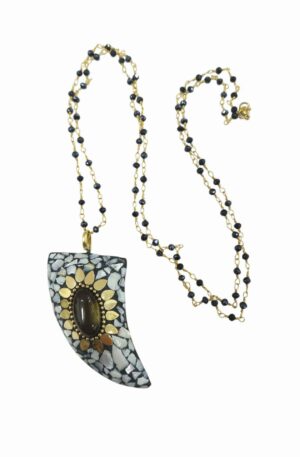Collana lunga realizzata con corno in ottone con scaglie di madreperla e pietra naturale centrale. catena con cristalli antracite lunghezza 88cm Spedizione Gratuita
