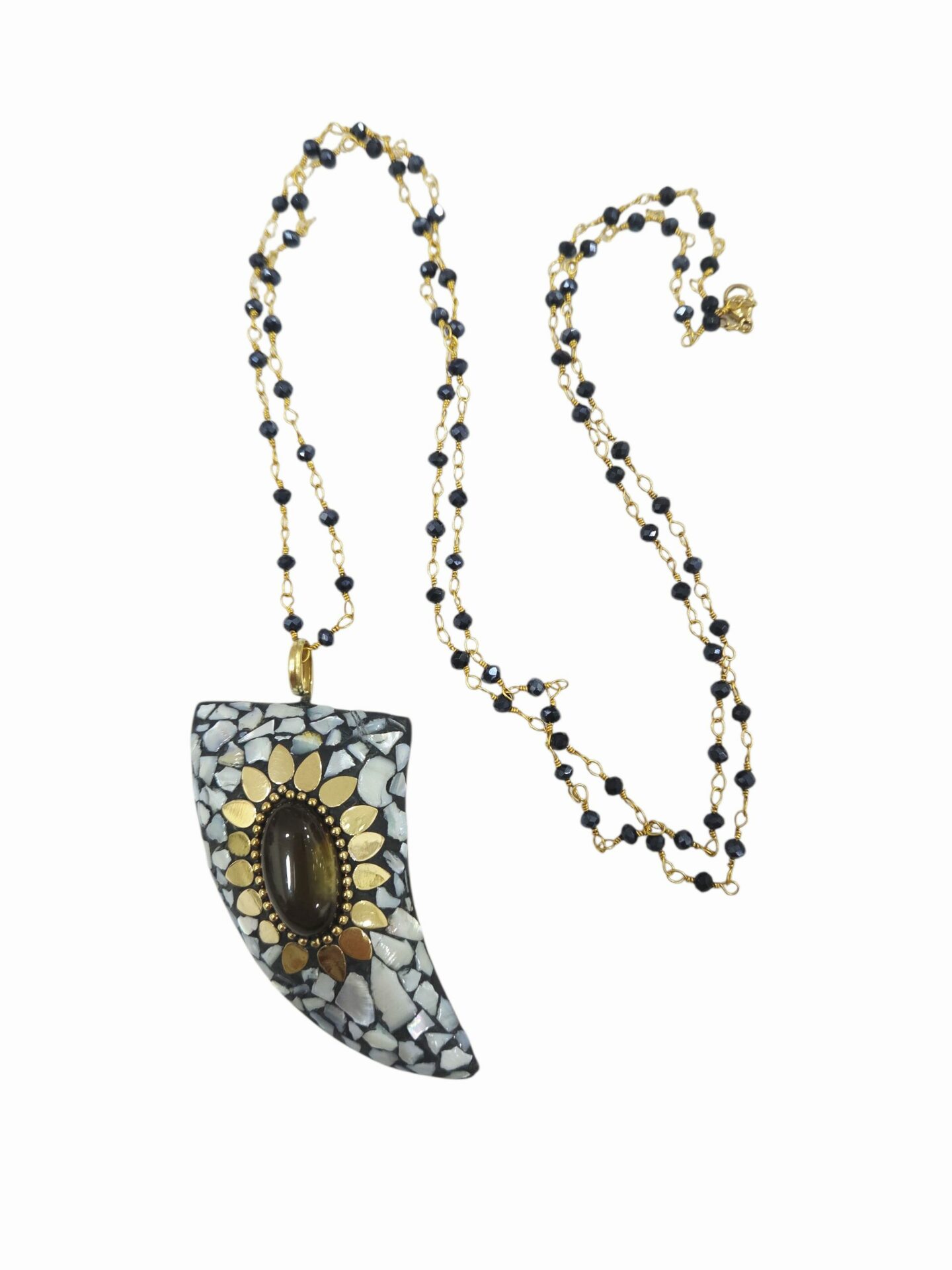 Collana lunga realizzata con corno in ottone con scaglie di madreperla e pietra naturale centrale. catena con cristalli antracite lunghezza 88cm Spedizione Gratuita