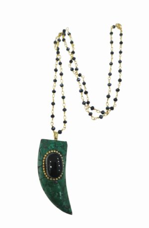 Collana realizzata con catena con cristalli antracite e corno in ottone con scaglie di malachite e ossidiana. lunghezza catena 60cm Spedizione Gratuita