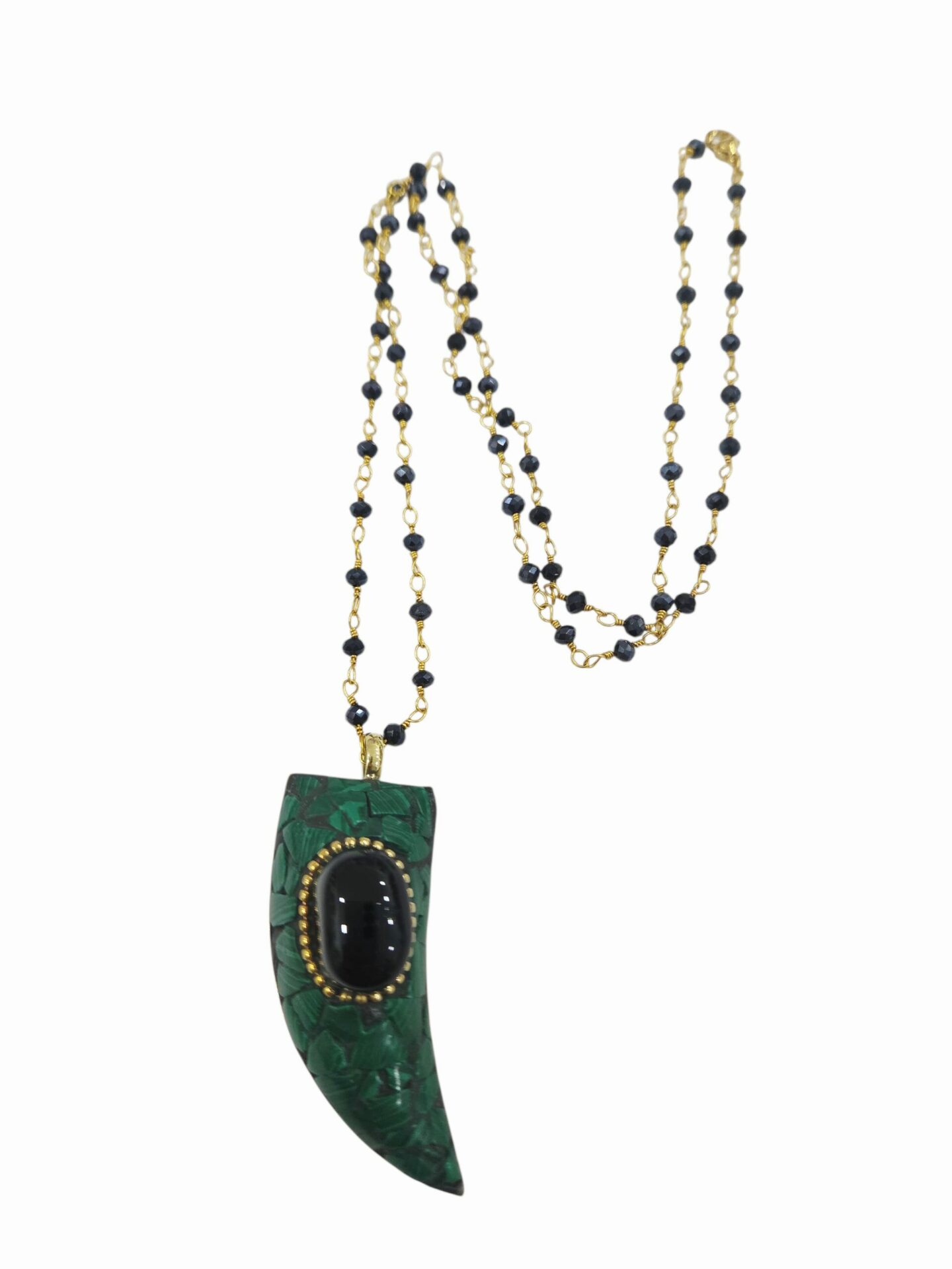 Collana realizzata con catena con cristalli antracite e corno in ottone con scaglie di malachite e ossidiana. lunghezza catena 60cm Spedizione Gratuita