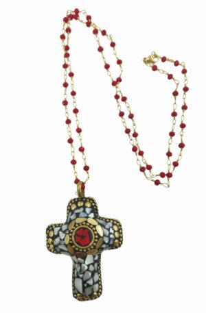 Collana realizzata con catena con cristalli rossi e ciondolo croce in ottone con scaglie di madreperla.lunghezza  catena 60cm Spedizione Gratuita