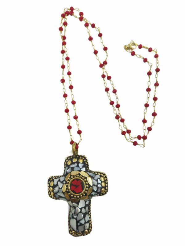 Collana realizzata con catena con cristalli rossi e ciondolo croce in ottone con scaglie di madreperla.lunghezza  catena 60cm Spedizione Gratuita
