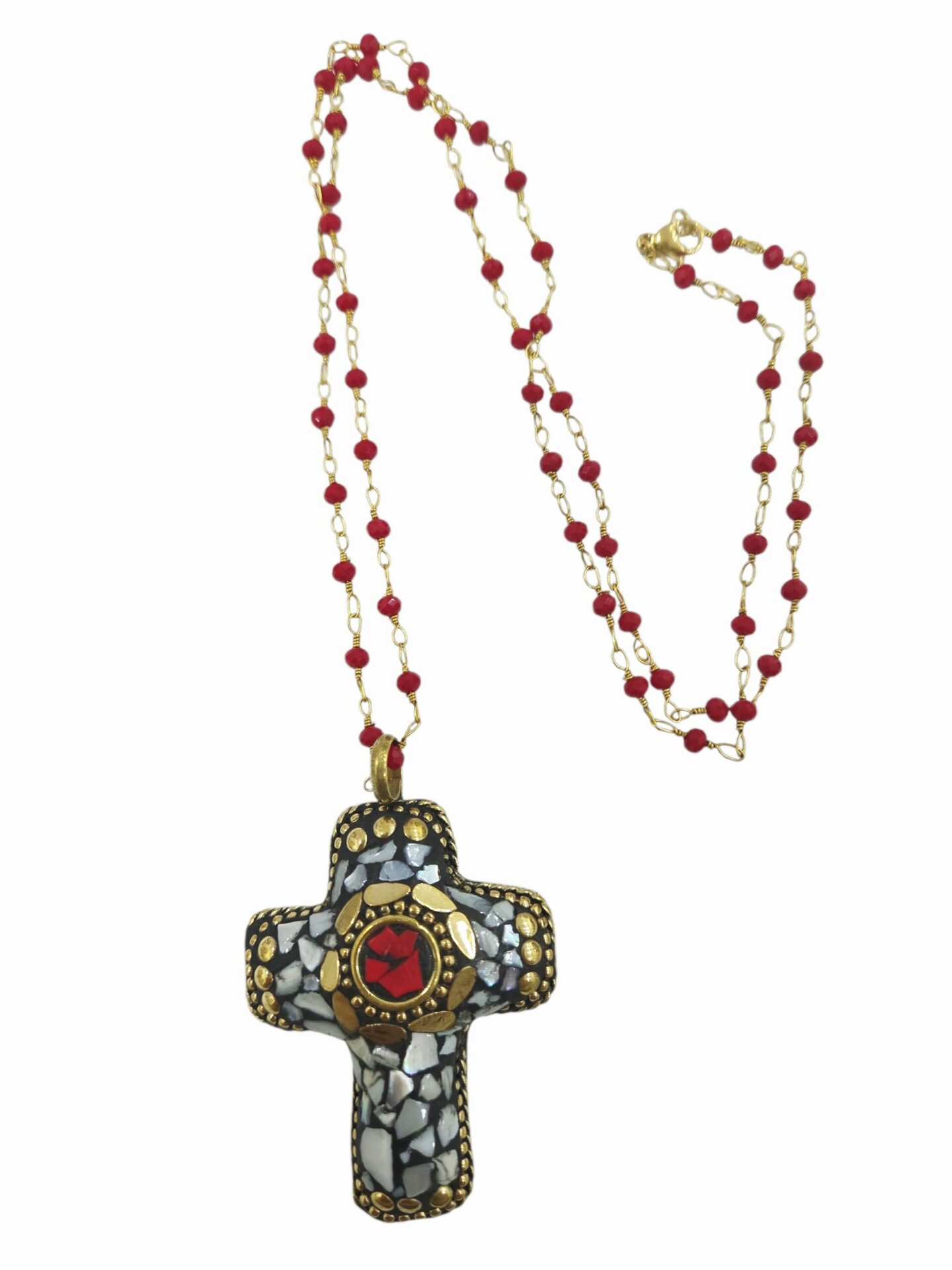 Collana realizzata con catena con cristalli rossi e ciondolo croce in ottone con scaglie di madreperla.lunghezza  catena 60cm Spedizione Gratuita