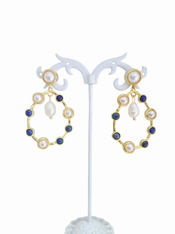 Orecchini realizzati con lapislazzuli e perle di fiume incastonate nell’ottone lunghezza 4.5cm peso 5.9gr Spedizione Gratuita