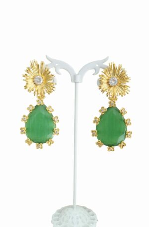 Orecchini realizzati con occhio di gatto e zirconi lavorati su ottone. lunghezza 5.5cm peso 12.5gr Spedizione Gratuita