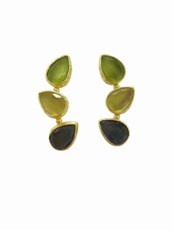 Orecchini realizzati artigianalmente con pietre occhio di gatto verde,giallo,grigio incastonate nell’ottonelunghezza 4cmpeso 8.4gr Spedizione Gratuita