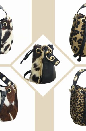Secchiello in cavallino e pelle con manico con borchie,interno in pelle con tasca aperta laterale, tracollina catena dorata con centrale in pelle. Misure H20 B16 L16 Spedizione Gratuita Secchiello in cavallino e pelle con manico con borchie,interno in pelle con tasca aperta laterale, tracollina catena dorata con centrale in pelle. Misure H20 B16 L16 Spedizione Gratuita