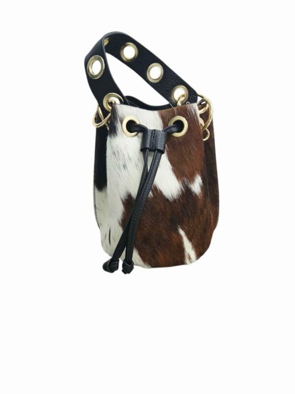 Secchiello in cavallino e pelle con manico con borchie,interno in pelle con tasca aperta laterale, tracollina catena dorata con centrale in pelle. Misure H20 B16 L16 Spedizione Gratuita