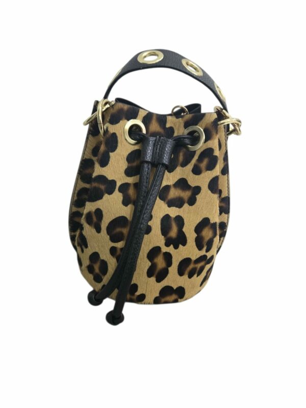 Secchiello in cavallino e pelle con manico con borchie,interno in pelle con tasca aperta laterale, tracollina catena dorata con centrale in pelle. Misure H20 B16 L16 Spedizione Gratuita