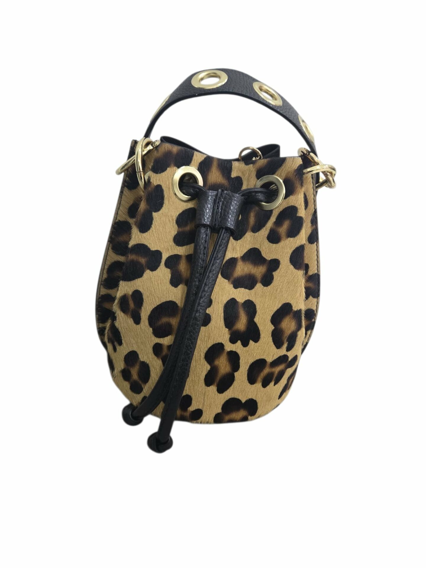Secchiello in cavallino e pelle con manico con borchie,interno in pelle con tasca aperta laterale, tracollina catena dorata con centrale in pelle. Misure H20 B16 L16 Spedizione Gratuita Secchiello in cavallino e pelle con manico con borchie,interno in pelle con tasca aperta laterale, tracollina catena dorata con centrale in pelle. Misure H20 B16 L16 Spedizione Gratuita