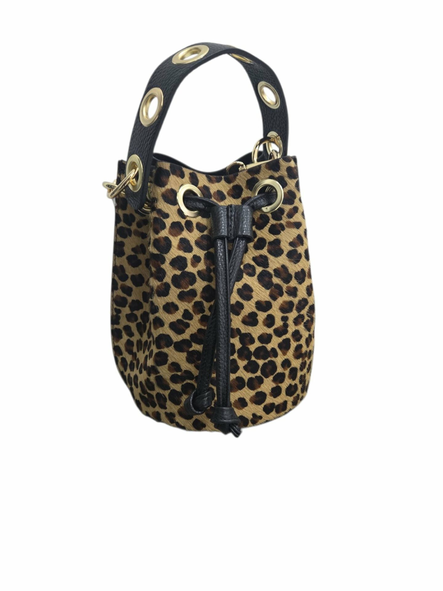 Secchiello in cavallino e pelle con manico con borchie,interno in pelle con tasca aperta laterale, tracollina catena dorata con centrale in pelle. Misure H20 B16 L16 Spedizione Gratuita Secchiello in cavallino e pelle con manico con borchie,interno in pelle con tasca aperta laterale, tracollina catena dorata con centrale in pelle. Misure H20 B16 L16 Spedizione Gratuita