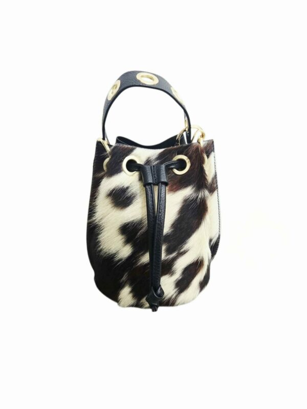 Secchiello in cavallino e pelle con manico con borchie,interno in pelle con tasca aperta laterale, tracollina catena dorata con centrale in pelle. Misure H20 B16 L16 Spedizione Gratuita