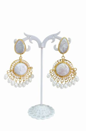 Orecchini realizzati con perle barocche e perle di fiume su base in ottone.lunghezza 6cmpeso 13.3gr Spedizione Gratuita
