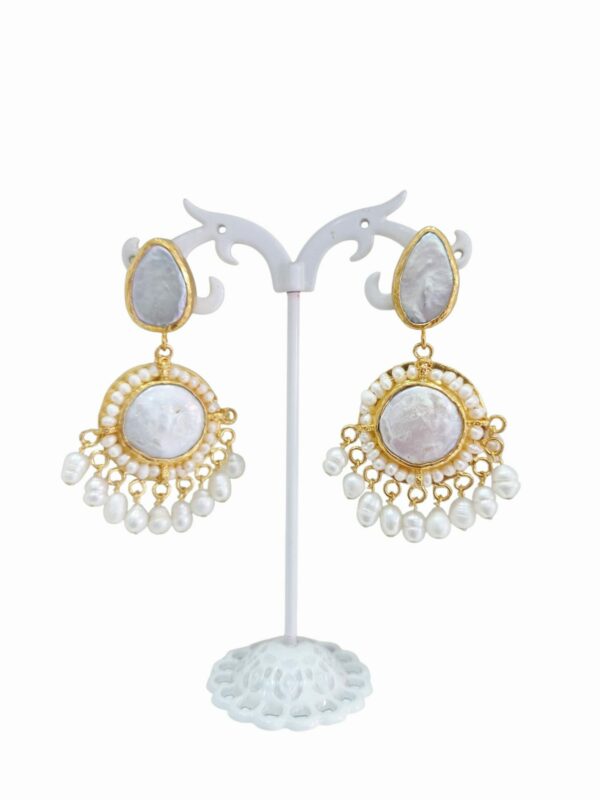 Orecchini realizzati con perle barocche e perle di fiume su base in ottone.lunghezza 6cmpeso 13.3gr Spedizione Gratuita