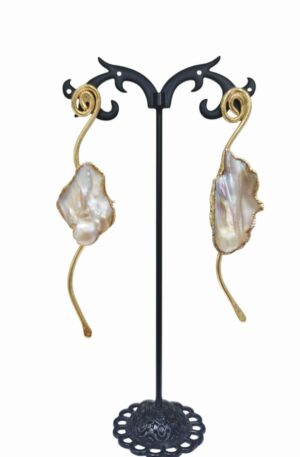 Orecchini realizzati con perla scaramazza incastonata su ottone.lunghezza 8.5cmpeso 10gr Spedizione Gratuita
