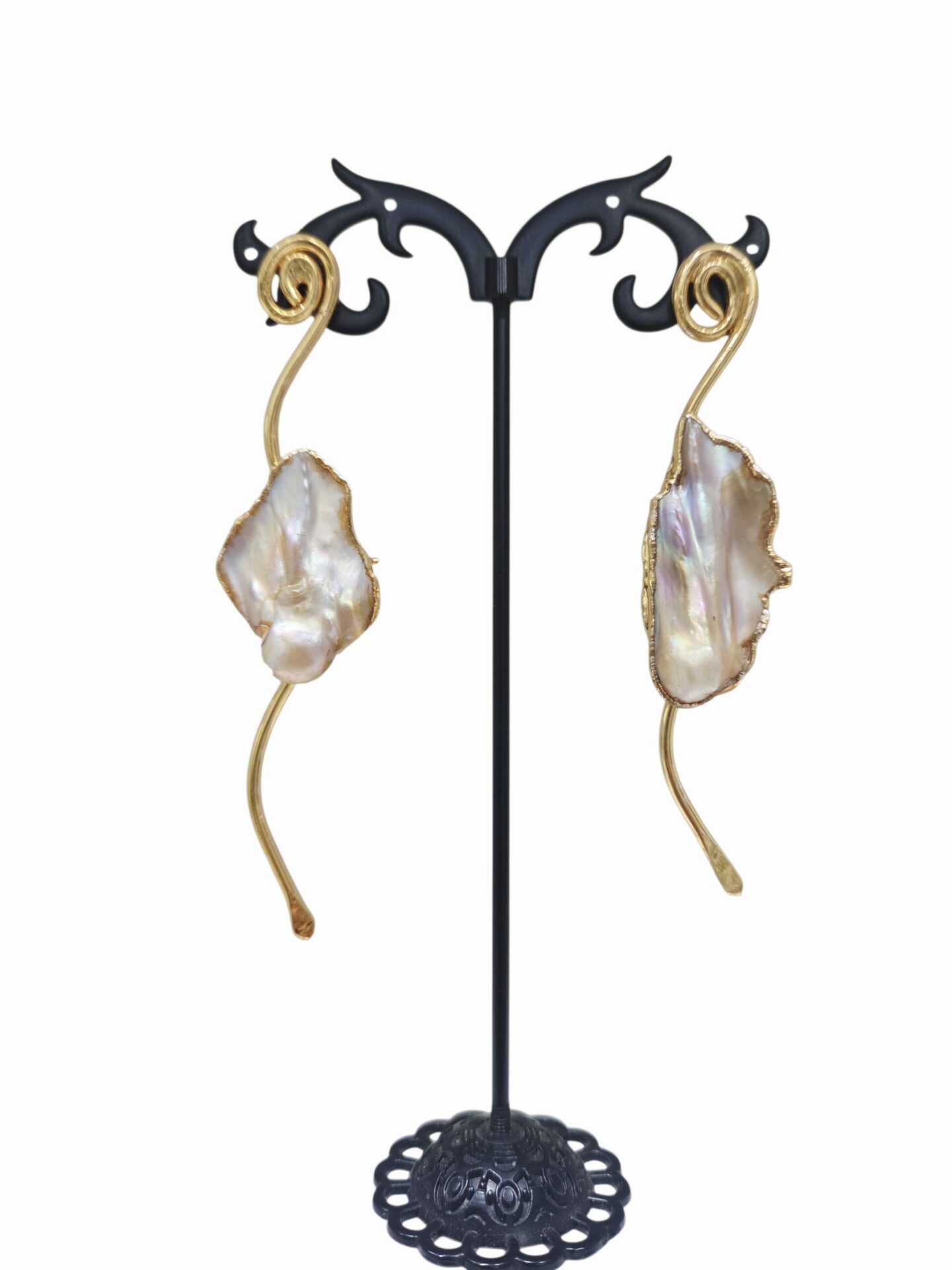 Orecchini realizzati con perla scaramazza incastonata su ottone.lunghezza 8.5cmpeso 10gr Spedizione Gratuita