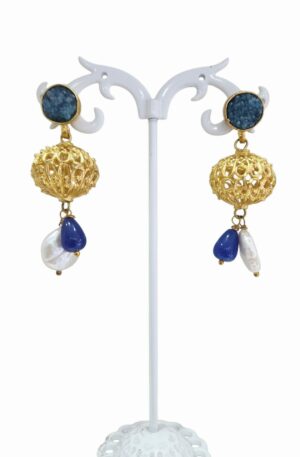 Orecchini  realizzati  con sfera traforata in ottone,perno con druzy, pendente agata e perla di fiume piatta.lunghezza 5cmpeso 8.3gr Spedizione Gratuita Orecchini  realizzati  con sfera traforata in ottone,perno con druzy, pendente agata e perla di fiume piatta.lunghezza 5cmpeso 8.3gr Spedizione Gratuita