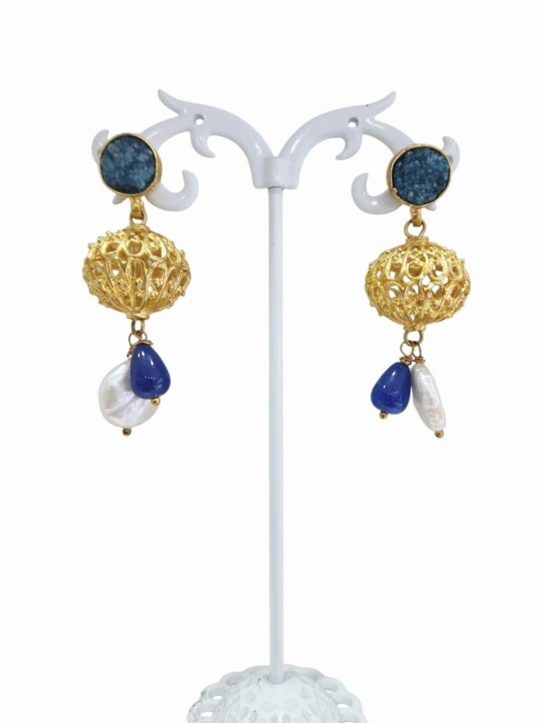 Orecchini  realizzati  con sfera traforata in ottone,perno con druzy, pendente agata e perla di fiume piatta.lunghezza 5cmpeso 8.3gr Spedizione Gratuita