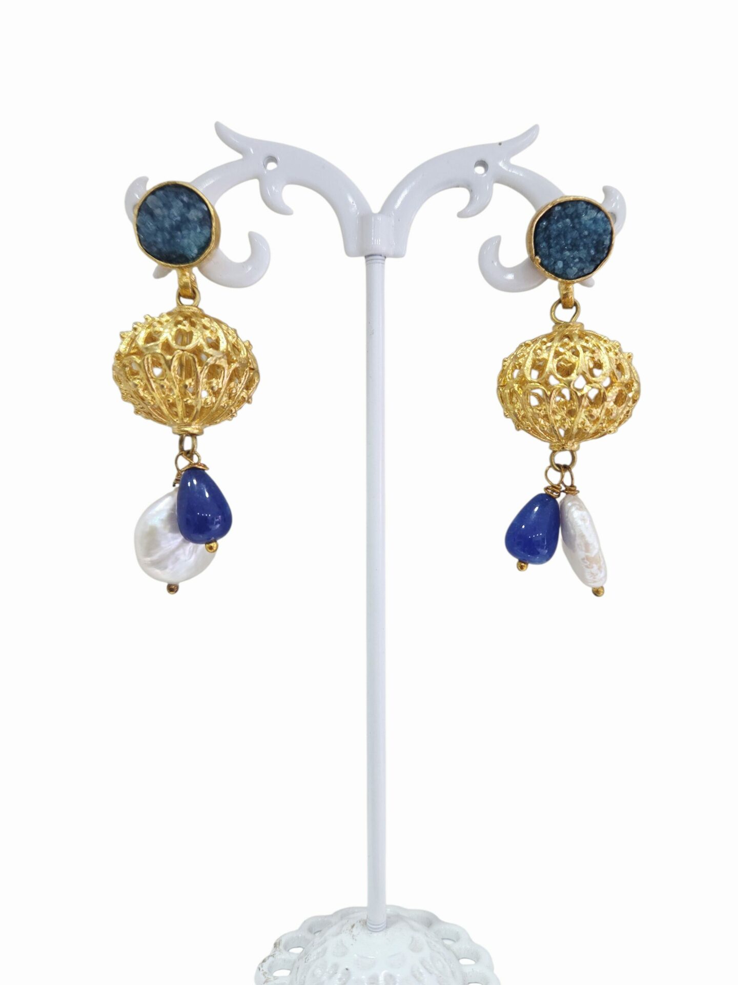 Orecchini  realizzati  con sfera traforata in ottone,perno con druzy, pendente agata e perla di fiume piatta.lunghezza 5cmpeso 8.3gr Spedizione Gratuita Orecchini  realizzati  con sfera traforata in ottone,perno con druzy, pendente agata e perla di fiume piatta.lunghezza 5cmpeso 8.3gr Spedizione Gratuita